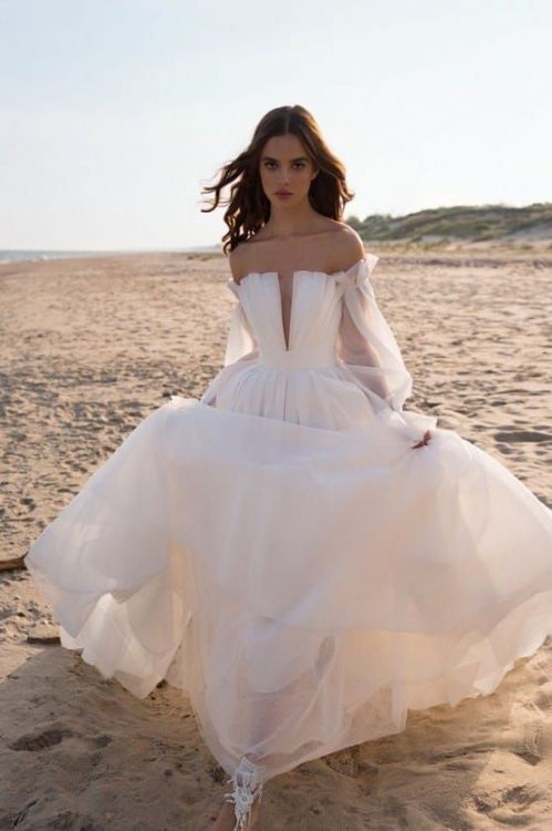 Свадебное платье с глубоким декольте артикул 223821