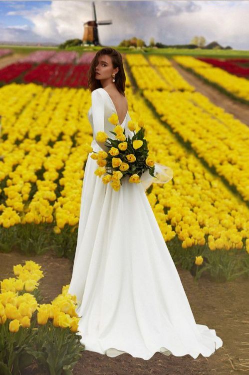 Атласное свадебное платье с глубоким вырезом на спине купить или взять напрокат в Москве